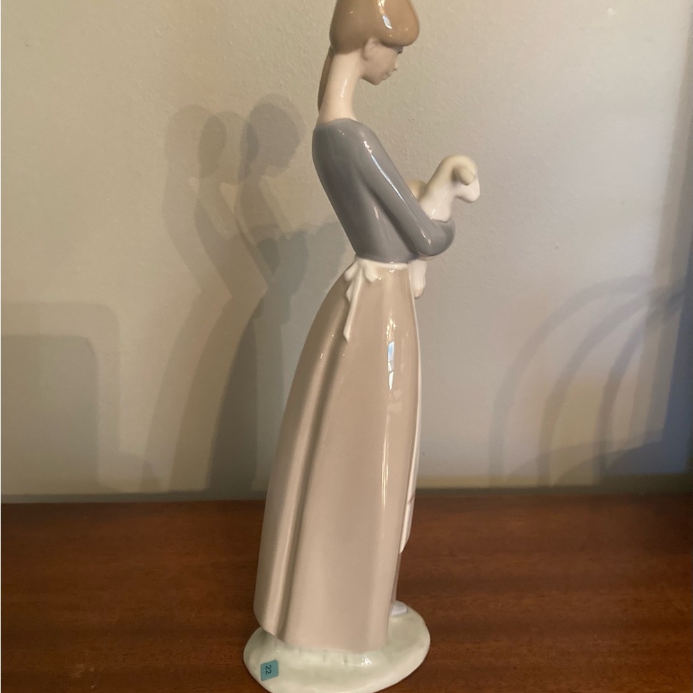 Lladro Girl With Lamb figurine - Picture 4 of 8